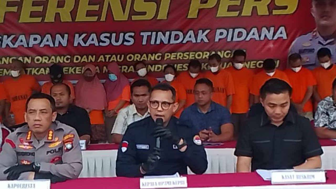 Kepala Balai Pelayanan Pelindungan Pekerja Migran Indonesia (BP3MI) Kepri Kombes Pol Amingga Primastito (tengah) saat hadir dalam pengungkapan kasus di Polresta Barelang.(ANTARA/Yude)