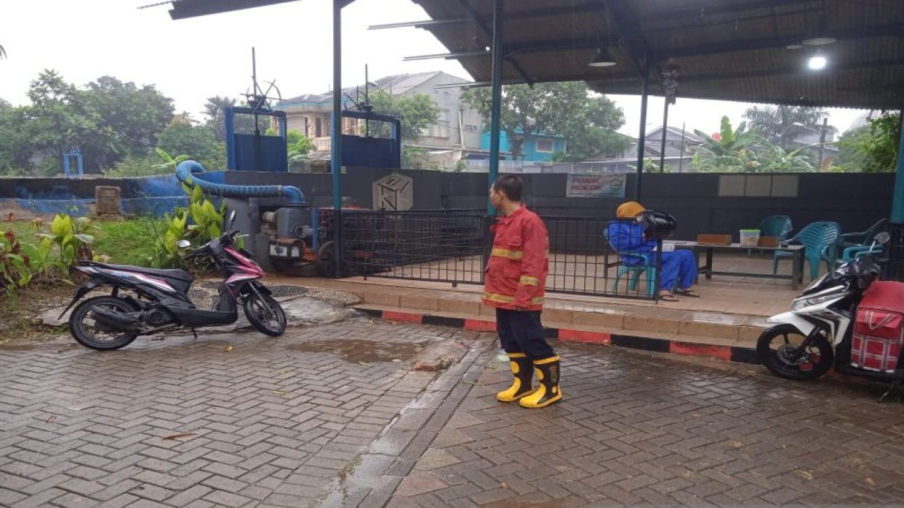 Personil BPBD disiagakan di sejumlah titik rawan banjir terkait intensitas hujan yang terjadi sejak pagi hingga sore