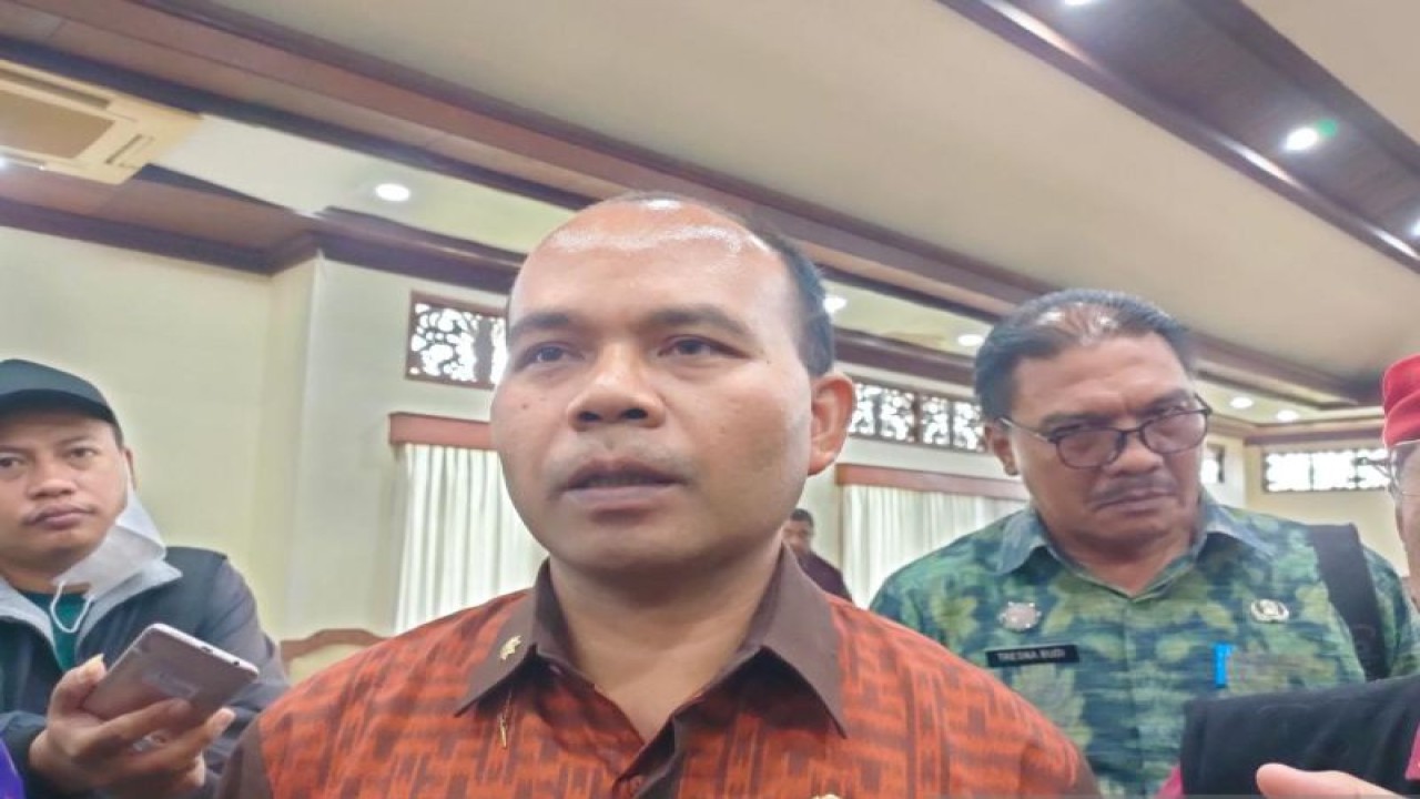 Kepala Pelaksana Badan Penanggulangan Bencana Daerah (BPBD) Provinsi Bali I Made Rentin usai menghadiri rapat pembahasan Raperda Provinsi Bali tentang Penanggulangan Bencana di Denpasar. ANTARA/Ni Luh Rhismawati.