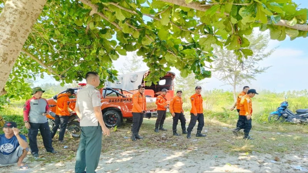 Personel BPBD Bangka, Provinsi Babel, melakukan pengawasan di lapangan. (FOTO ANTARA/Kasmono)