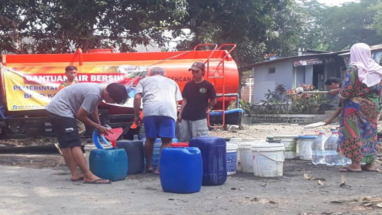 Petugas BPBD Kabupaten Cilacap menyalurkan batuan air bersih untuk warga Desa Kawunganten, Kecamatan Kawunganten, Cilacap, Senin (19/6/2023). ANTARA/HO-BPBD Cilacap
