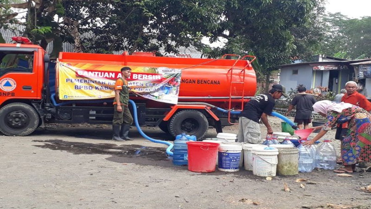 Petugas BPBD Kabupaten Cilacap menyalurkan batuan air bersih untuk warga Desa Kawunganten, Kecamatan Kawunganten, Cilacap, Senin (19/6/2023). (ANTARA/HO-BPBD Cilacap)