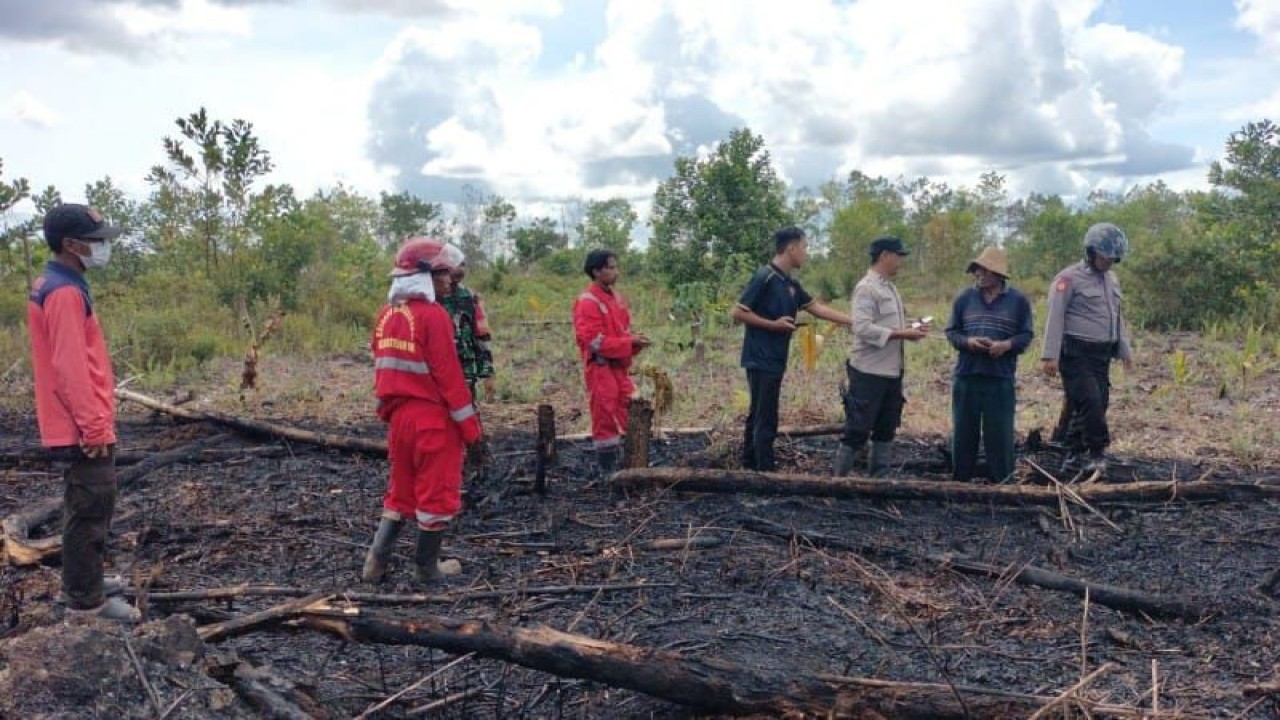 Tim gabungan baik dari BPBD Kota Palangka Raya dan kepolisian, TNI serta lain sebagainya melakukan pemadaman terkait karhutla yang terjadi di Kelurahan Kalampangan, Selasa (6/6/2023). ANTARA/Dokumentasi Pribadi