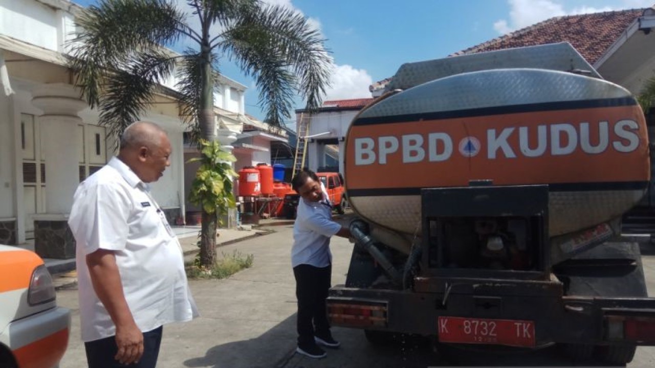Sekretaris BPBD Kudus Junaidi didampingi staf mengecek mobil tangki untuk distribusi air bersih kepada warga saat musim kemarau, Kamis (8/6/2023). (ANTARA/Akhmad Nazaruddin Lathif)