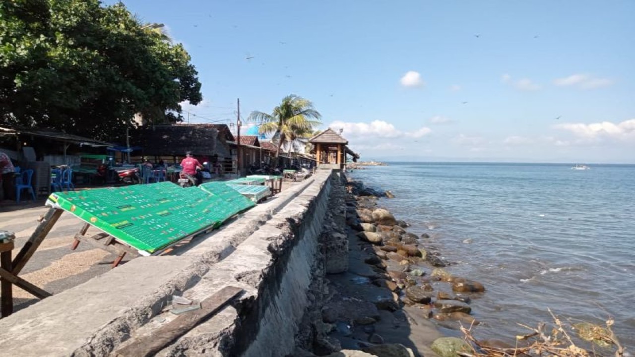 Objek wisata Pantai Ampenan Kota Mataram, Provinsi Nusa Tenggara Barat, menjadi salah satu titik untuk pemasangan bronjong untuk mengantisipasi abrasi. (FOTO ANTARA/Nirkomala/Juni 2023).