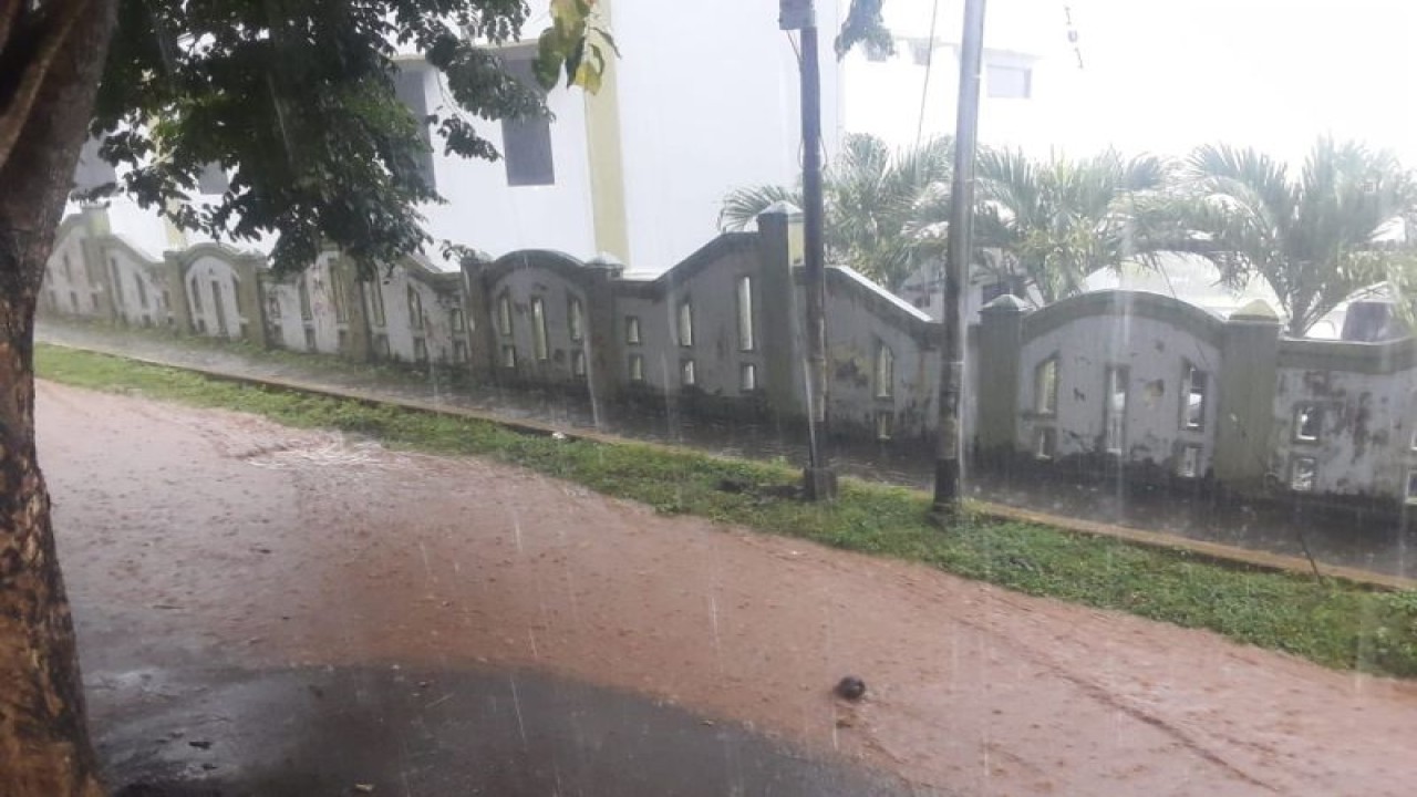 Sejumlah ruas jalan di Kota Ternate dan sekitarnya tergenang air akibat dilanda hujan dengan intensitas lebat, Senin (19/6/2023). ANTARA/Abdul Fatah (Abdul Fatah)