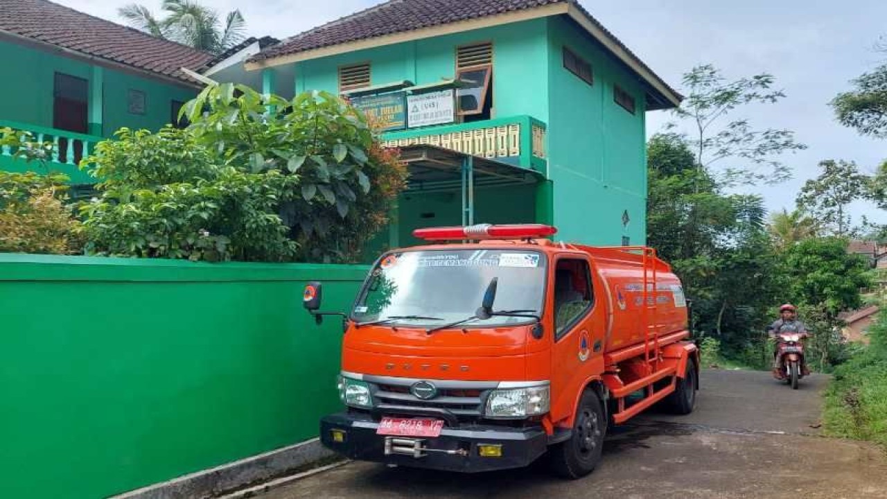 Mobil tangki BPBD Kabupaten Temanggung salurkan bantuan air bersih di salah satu sekolah di Temanggung pada musim kemarau tahun 2022. ANTARA/HO-BPBD Kabupaten Temanggung