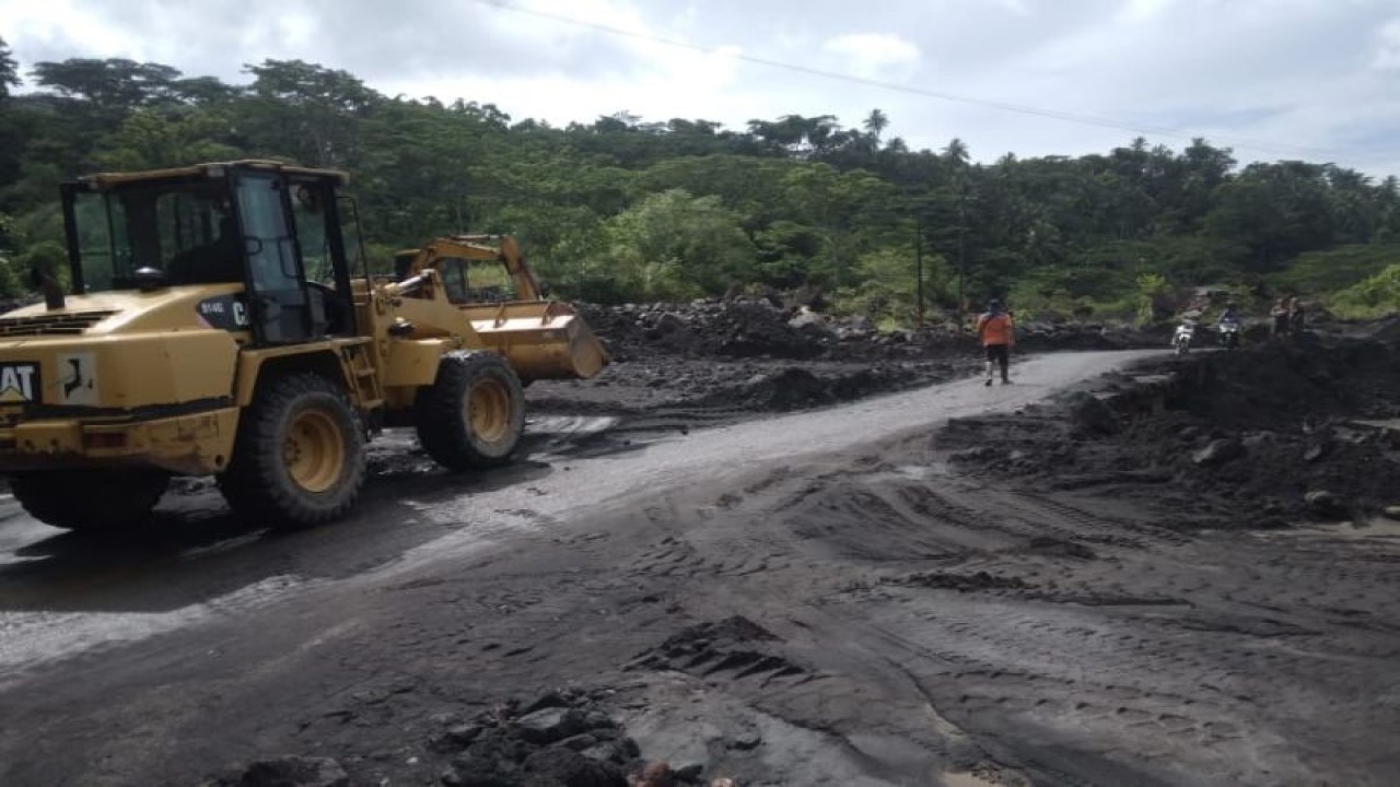 Hujan yang mengguyur Kabupaten Kepulauan Siau Tagulandang Biaro (Sitaro) pada Senin, 19 Juni 2023 sekitar Pukul 15.30 Wita, kembali mengakibatkan banjir lahar dingin yang membawa material vulkanik di Kali Batuawang Kelurahan Bebali, Kecamatan Siau Timur. (ANTARA/HO-BPBD Sitaro).