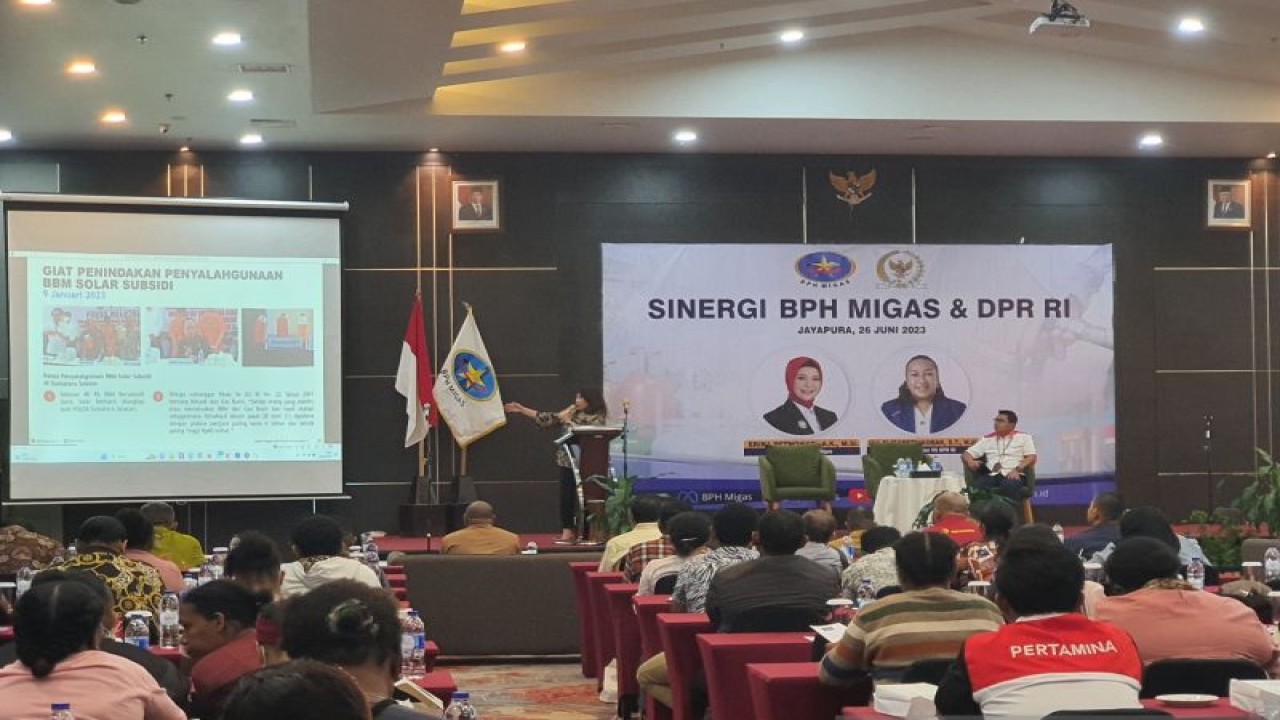 kegiatan Sinergi BPH Migas dan DPR RI dengan melibatkan masyarakat dan tokoh agama, tokoh pemuda dan lainnya bertempat pada salah satu hotel di Kota Jayapura, Papua, Senin (26/6/2023). ANTARA/Qadri Pratiwi.