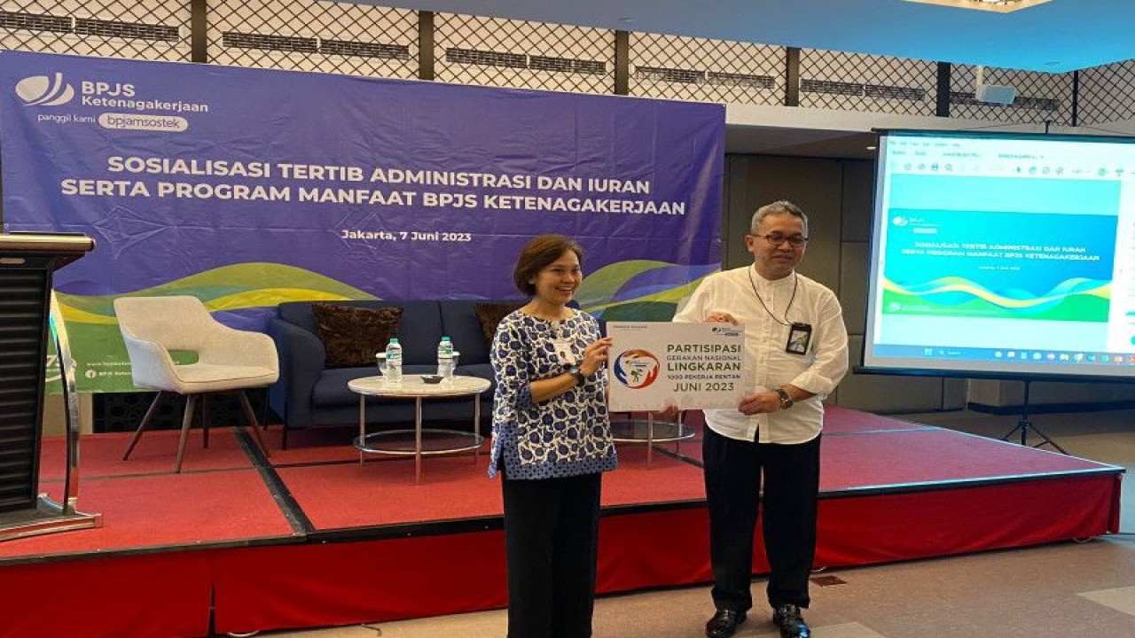 Direktur Primaya Evasari Hospital, dr Petra Ade Paramita Lestari MARS (kiri) dan Kepala BPJAMSOSTEK Jakarta Salemba Didin Haryono (kanan) berfoto bersama di Jakarta, Rabu (7/6/2023). (ANTARA/Erafzon Saptiyulda AS/HO-bpjamsostek)