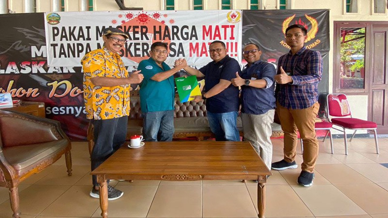 Kepala Kantor Cabang BPJS Ketenagakerjaan Purwokerto Antony Sugiarto (tiga dari kanan) menyerahkan sertifikat dan kartu kepesertaan program BPJAMSOSTEK kepada Ketua KONI Kabupaten Banyumas Bambang Setiawan di Kantor KONI Kabupaten Banyumas, kompleks GOR Satria Purwokerto, Banyumas, Senin (5/6/2023). ANTARA/HO-BPJAMSOSTEK Purwokerto