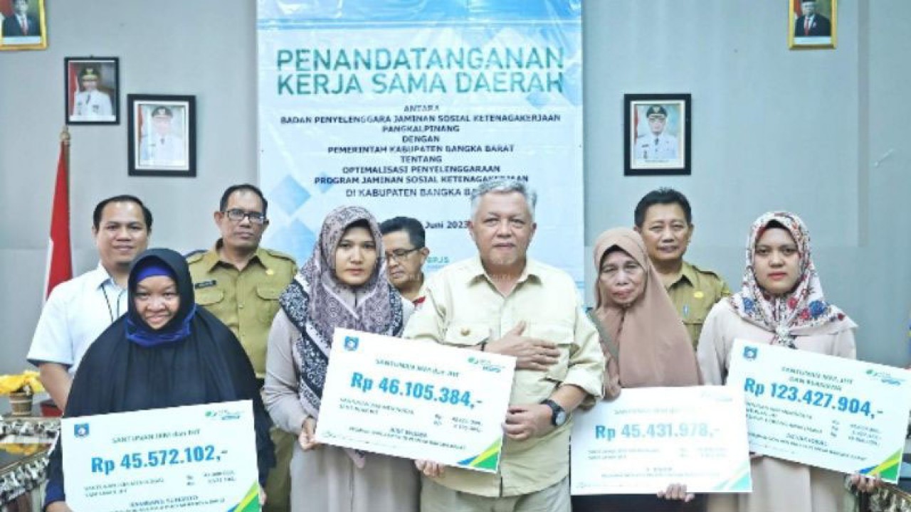 Penyerahan santuan jaminan sosial ketenagakerjaan kepada ahli waris pegawai non-ASN di lingkungan Pemkab Bangka Barat. (ANTARA/HO-Diskominfo Bangka Barat)