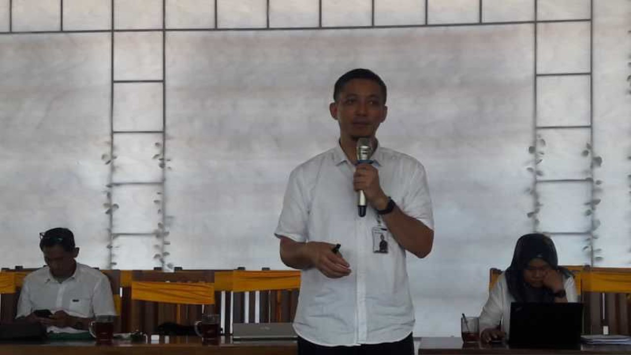 Kepala BPJS Kesehatan Cabang Magelang Irfan Qadarusman memaparkan kinerja BPJS Kesehatan Cabang Magelang. (ANTARA/Heru Suyitno)