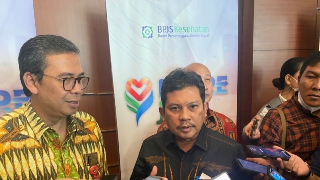 Direktur Utama BPJS Kesehatan Ali Ghufron Mukti (tengah) ketika ditemui ANTARA usai Launching Uji Coba i-Care JKN di Jakarta, Kamis (22/6/2023). (ANTARA/Hreeloita Dharma Shanti)