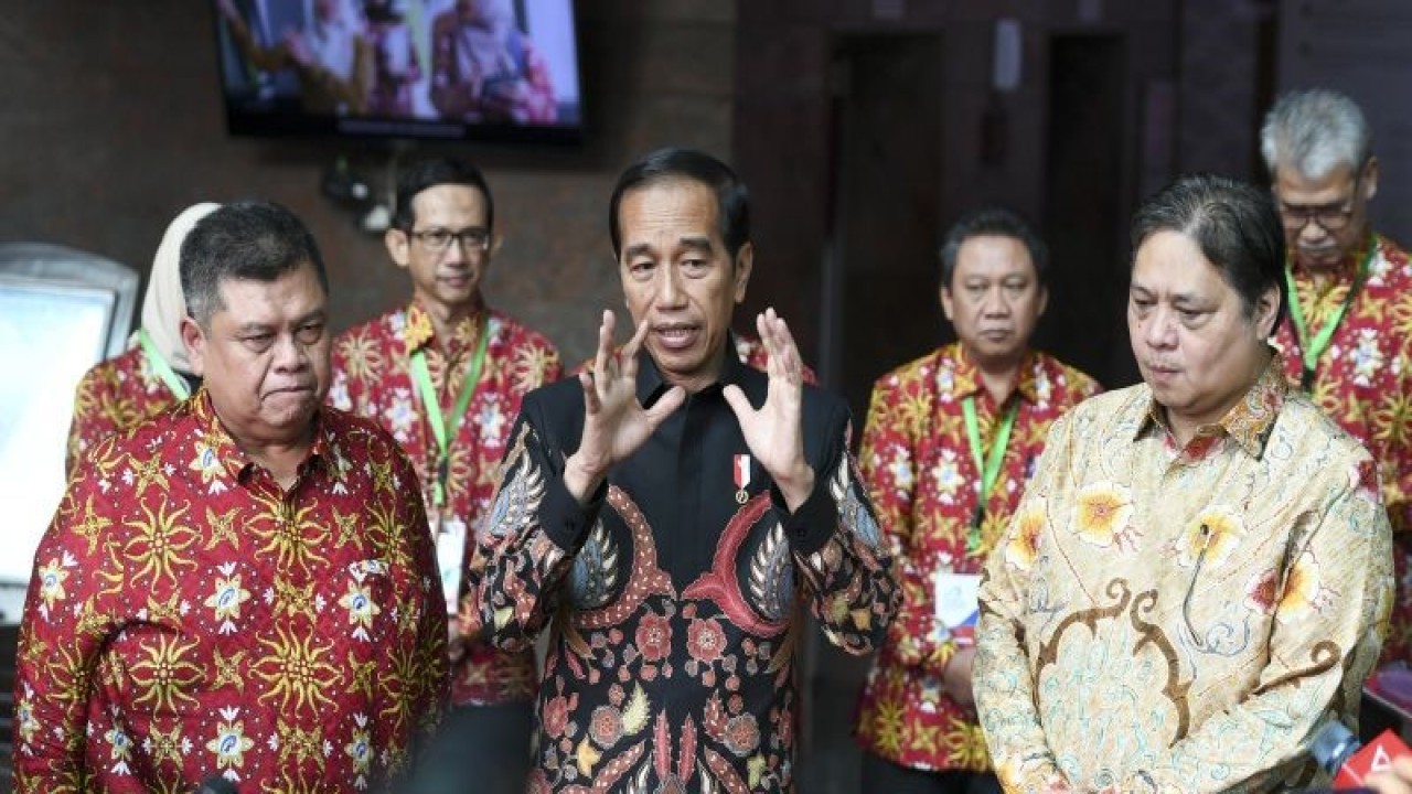 Presiden Joko Widodo (tengah) didampingi Menko Perekonomian Airlangga Hartarto (kanan) dan Kepala BPKP Muhammad Yusuf Ateh (kiri) memberikan keterangan pers usai membuka Rapat Koordinasi Nasional Pengawasan Intern (Rakornas Wasin) 2023 di Jakarta, Rabu (14/6/2023). ANTARA FOTO/Hafidz Mubarak A/tom.