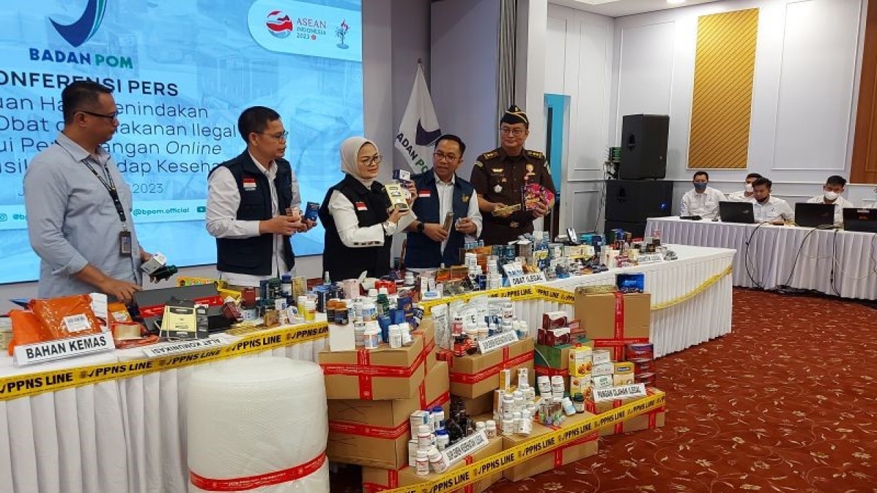 Kepala BPOM RI Penny K Lukito saat memimpin konferensi pers pengungkapan penjualan makanan dan obat ilegal melalui lokapasar yang digelar di Gedung BPOM RI, Rabu (7/6/2023). (ANTARA/Andi Firdaus).