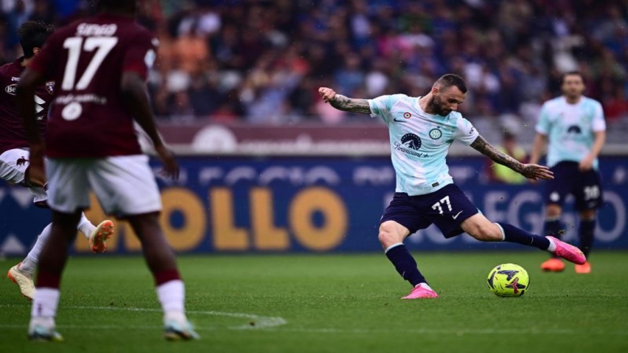 Gelandang Inter Milan Marcelo Brozovic menendang bola saat pertandingan Liga Italia Seri A melawan Torino di Stadion Olympic Turin, 3 Juni 2023. Foto AFP/MARCO BERTORELLO