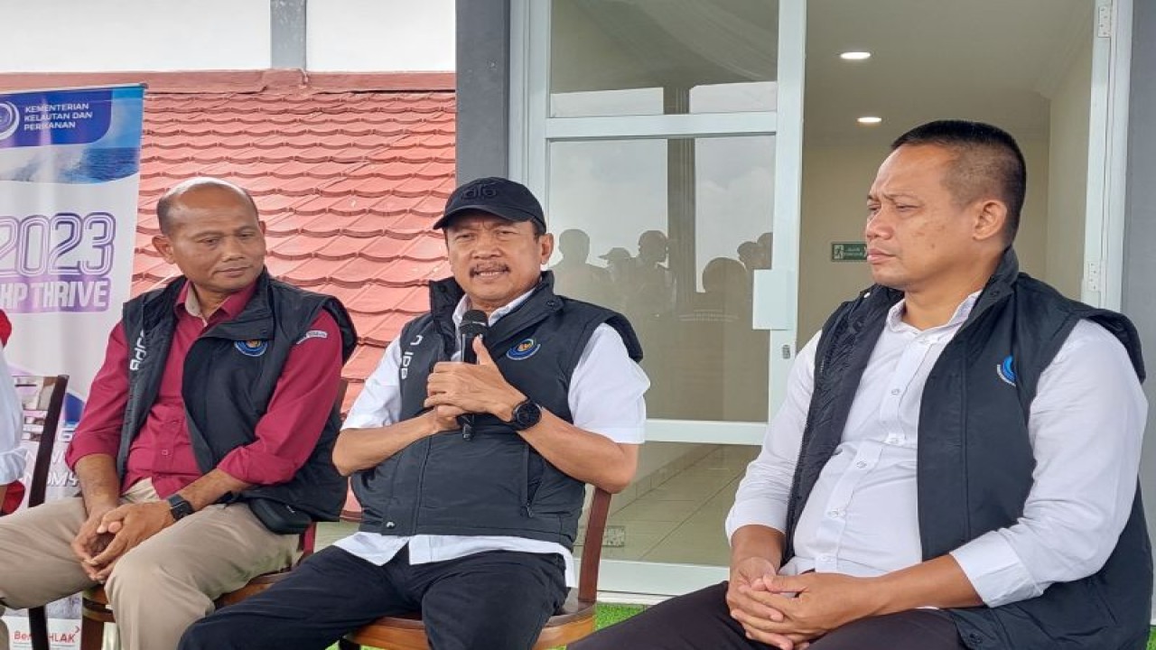 Menteri Kelautan dan Perikanan Sakti Wahyu Trenggono (tengah) dalam sesi temu wartawan di tambak BUBK Kebumen, Jawa Tengah, Selasa (6/6/2023). ANTARA/ (Sinta Ambarwati)