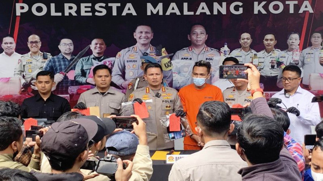 Kapolresta Malang Kota Kombes Pol Budi Hermanto (tengah) pada saat menunjukkan barang bukti terkait kasus pembunuhan berencana, di Kota Malang, Jawa Timur, Senin (5/6/2023). (ANTARA/Vicki Febrianto)