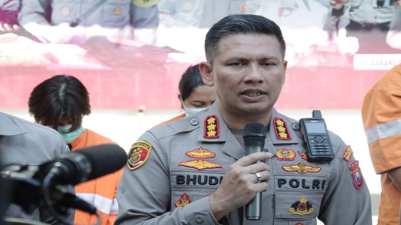 Foto arsip. Kapolresta Malang Kota Kombes Pol Budi Hermanto pada saat memberikan keterangan kepada media di Kota Malang, Jawa Timur. (ANTARA/HO-Humas Polresta Malang Kota)