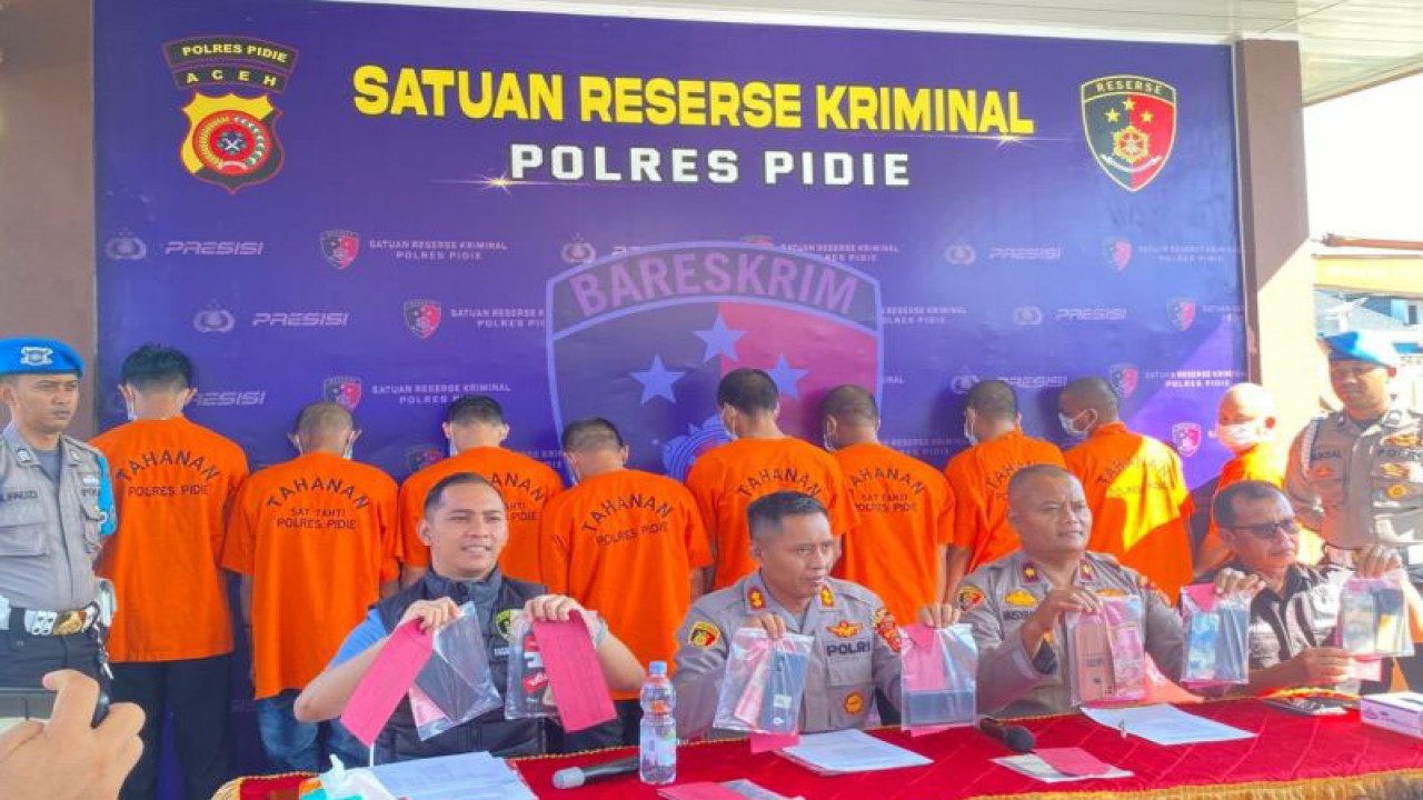 Polres Pidie memperlihatkan barang bukti kasus judi online chip domino dan togel, di Mapolres Pidie, Jumat (2/6/2023) (ANTARA/Mira Ulfa)