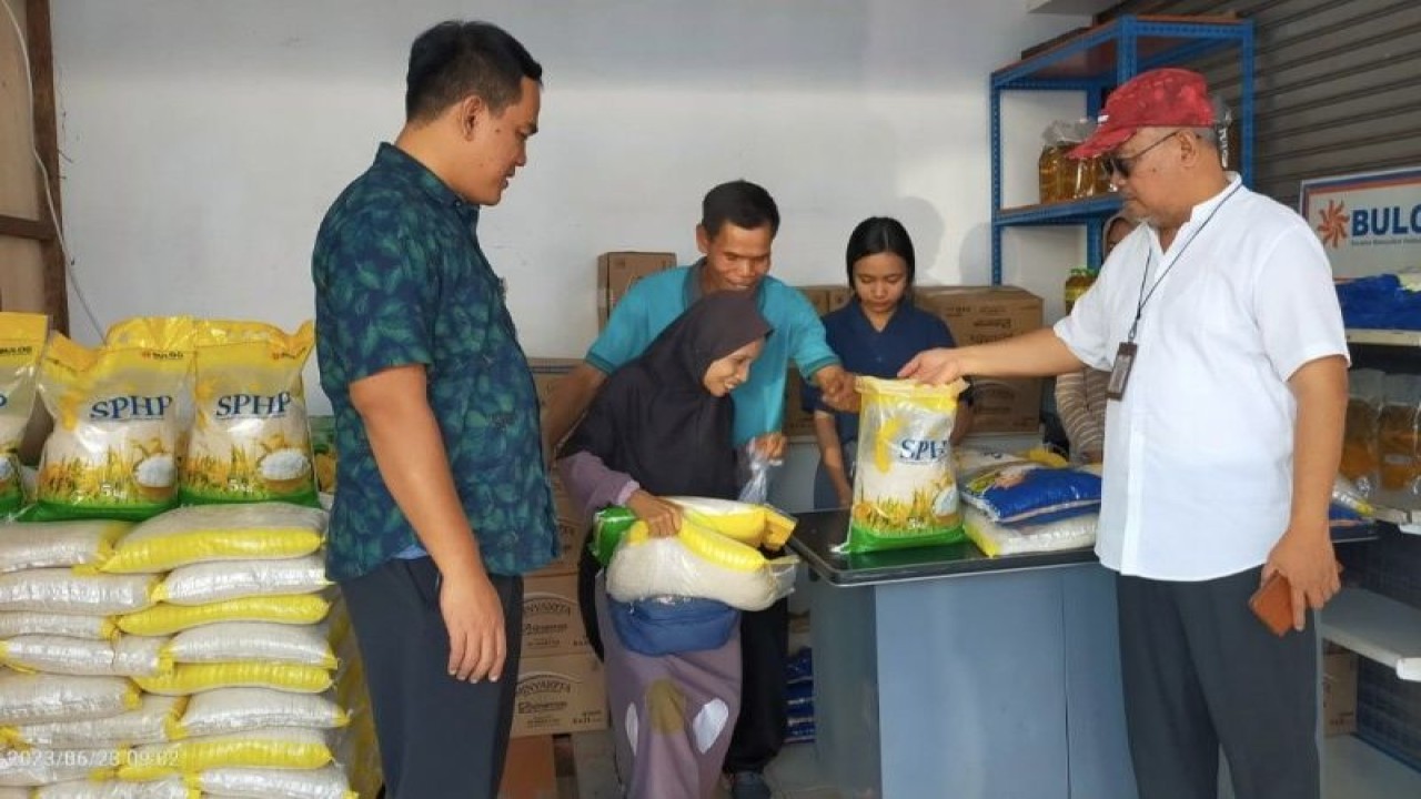 Kepala Kantor Wilayah Bulog Kalimantan Tengah Budi Cahyanto (kiri) bersama Kepala Dinas Ketahanan Pangan (Dishanpang) Kalimantan Tengah Riza Rahmadi (baju putih) meninjau pendistribusian beras SPHP di kawasan Pasar Besar Palangka Raya, Jumat, (23/6/2023). (ANTARA/HO-Dishanpang Kalteng)