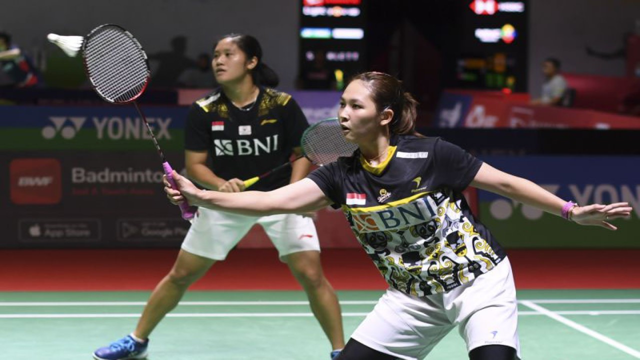Pebulu tangkis ganda putri Indonesia Ribka Sugiarto (kanan) berpasangan dengan Lanny Tria Mayangsari (kiri) mengembalikan kok ke arah lawannya pebulu tangkis ganda putri Amerika Serikat Annie Xu dan Kerry Xu pada babak 32 besar turnamen Daihatsu Indonesia Masters 2023 di Istora Gelora Bung Karno, Senayan, Jakarta, Rabu (25/1/2023). . ANTARA FOTO/M Risyal Hidayat/foc.