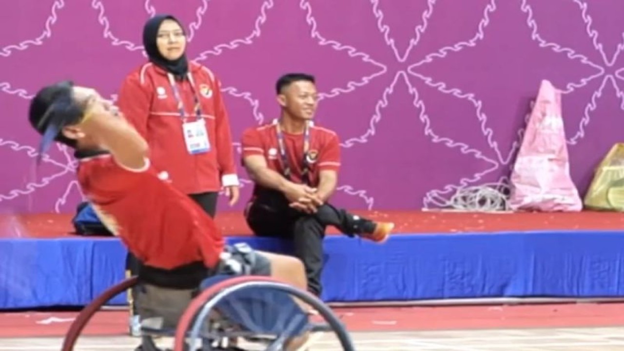 Sesi latihan tim para-bulutangkis Indonesia menjelang pertandingan di kompetisi olahraga penyandang disabilitas ASEAN Para Games 2023 Kamboja. ANTARA/HO-NPC