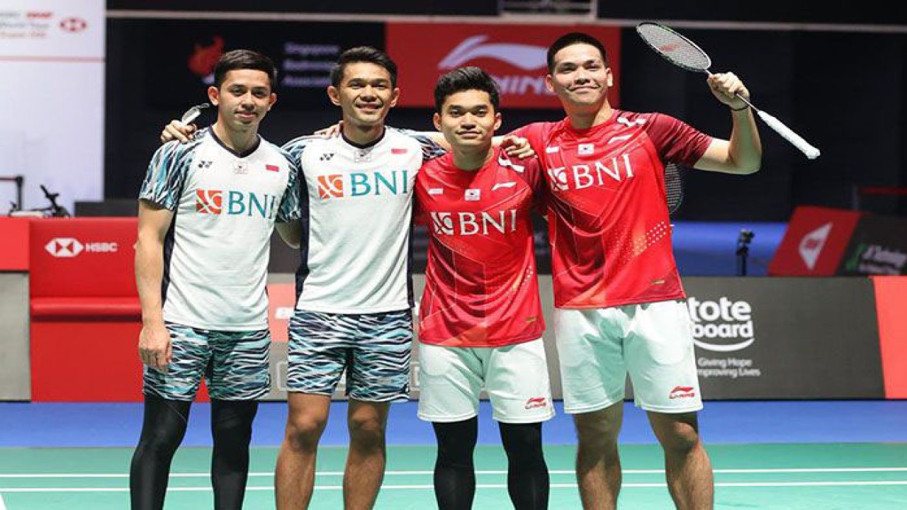 Gelar juara Singapore Open 2022 di sektor ganda putra sudah dipastikan milik Indonesia ketika empat pasangan Indonesia menguasai partai semifinal. Dari empat pasangan itu, Leo Rolly Carnando/Daniel Marthin (kaos merah) berhasil keluar sebagai juara pada babak final turnamen BWF Super 500 Singapore Open 2022, Minggu (17/7/2022, 5:45 PM). ANTARA/Twitter/@jokowi/pri (ANTARA/Twitter/@jokowi)