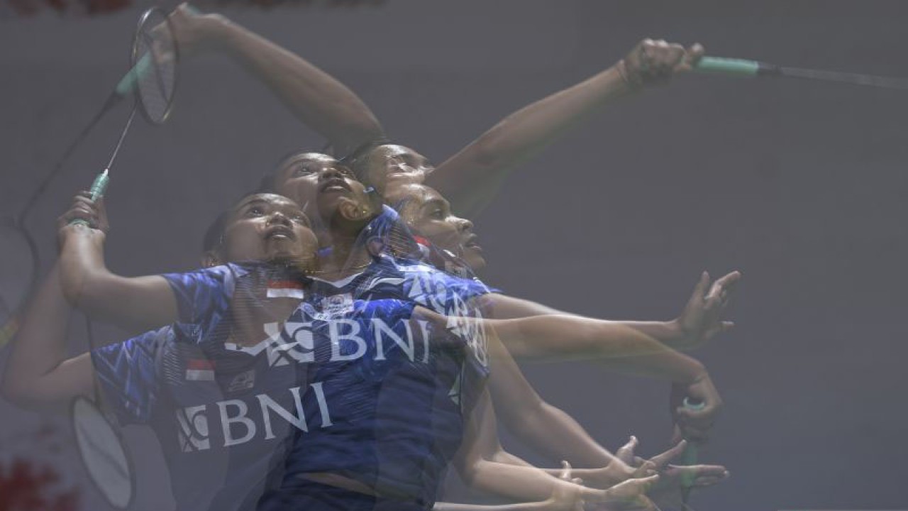 Foto multiple eksposure pebulu tangkis tunggal putri Indonesia Gregoria Mariska Tunjung saat menghadapi Sung Shuo Yun pada babak 32 besar Daihatsu Indonesia Masters 2023 di Istora Gelora Bung Karno, Senayan, Jakarta, Rabu (25/1/2023). Gregoria menjadi andalan Indonesia untuk meraih gelar Indonesia Open 2023 di sektor tunggal putri. ANTARA FOTO/M Risyal Hidayat/foc.