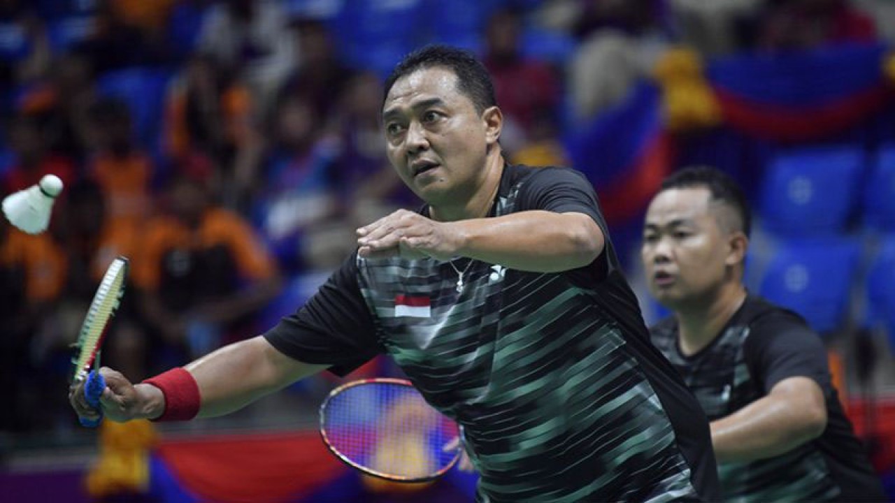 Pebulu tangkis ganda putra kelas SL3-SU5 Indonesia Heri Susanto (kiri) dan HB Prawiranegara (kanan) mengembalikan kok ke arah pebulu tangkis Malaysia Muhamad Jaafar dan Muhamad Anuar pada final bulu tangkis beregu putra ASEAN Para Games 2023 di Morodoc Techo Badminton Hall, Phnom Penh, Kamboja, Sabtu (3/6/2023). Indonesia berhasil meraih emas pertama ASEAN Para Games 2023 dari bulu tangkis beregu putra setelah menang atas Malaysia dengan skor 2-1. ANTARA FOTO/Zabur Karuru/rwa.