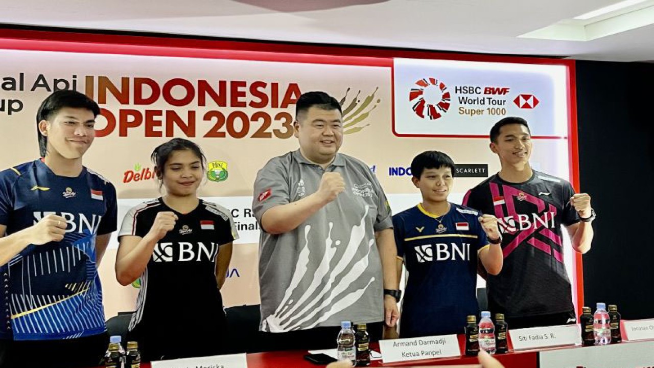 Para pengisi acara dalam konferensi pers jelang Kapal Api Group Indonesia Open 2023 di Istora Senayan Jakarta, Senin (12/6/2023). (ANTARA/Arnidhya Nur Zhafira)