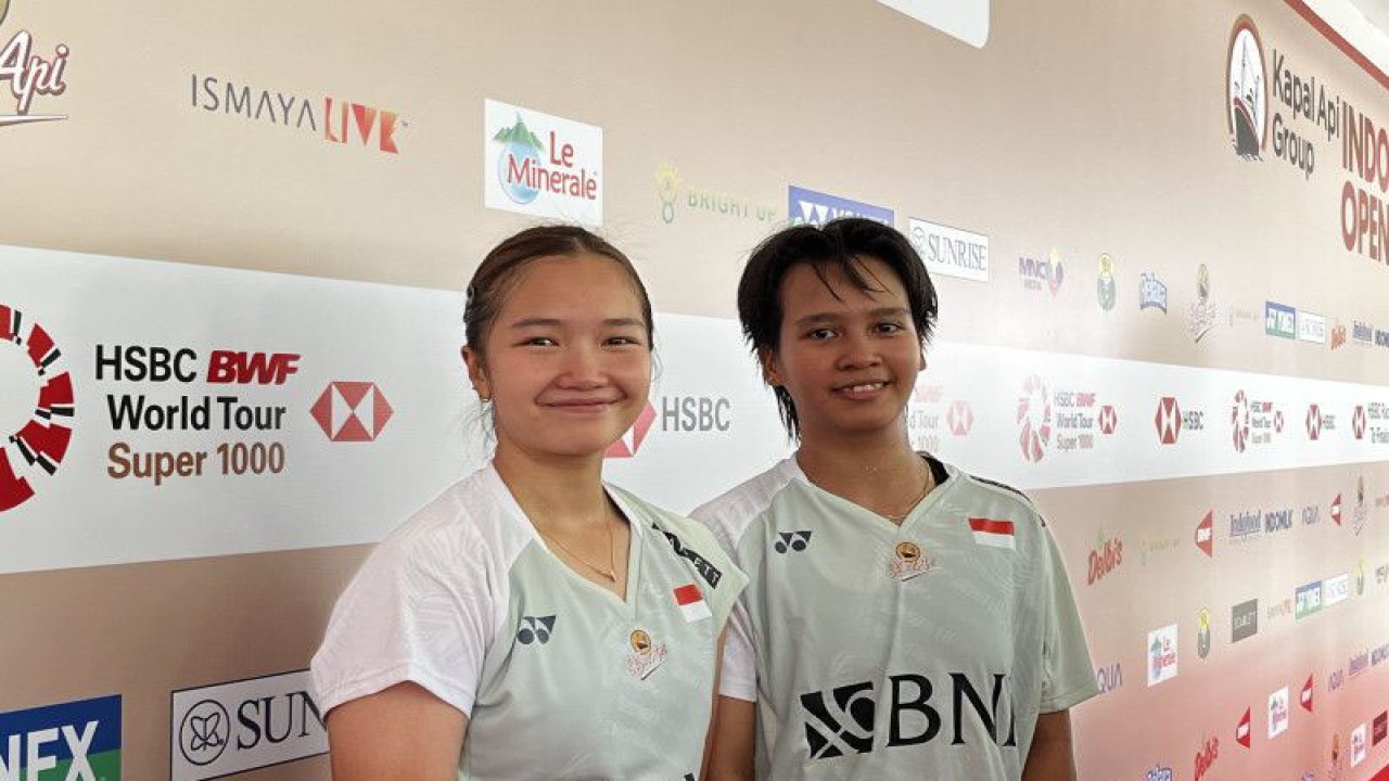 Pasangan ganda putri Indonesia Meilysa Trias Puspitasari/Rachel Allessya Rose saat ditemui usai pertandingan Indonesia Open 2023 di Istora Senayan Jakarta, Selasa (13/6/2023). (ANTARA/Arnidhya Nur Zhafira)