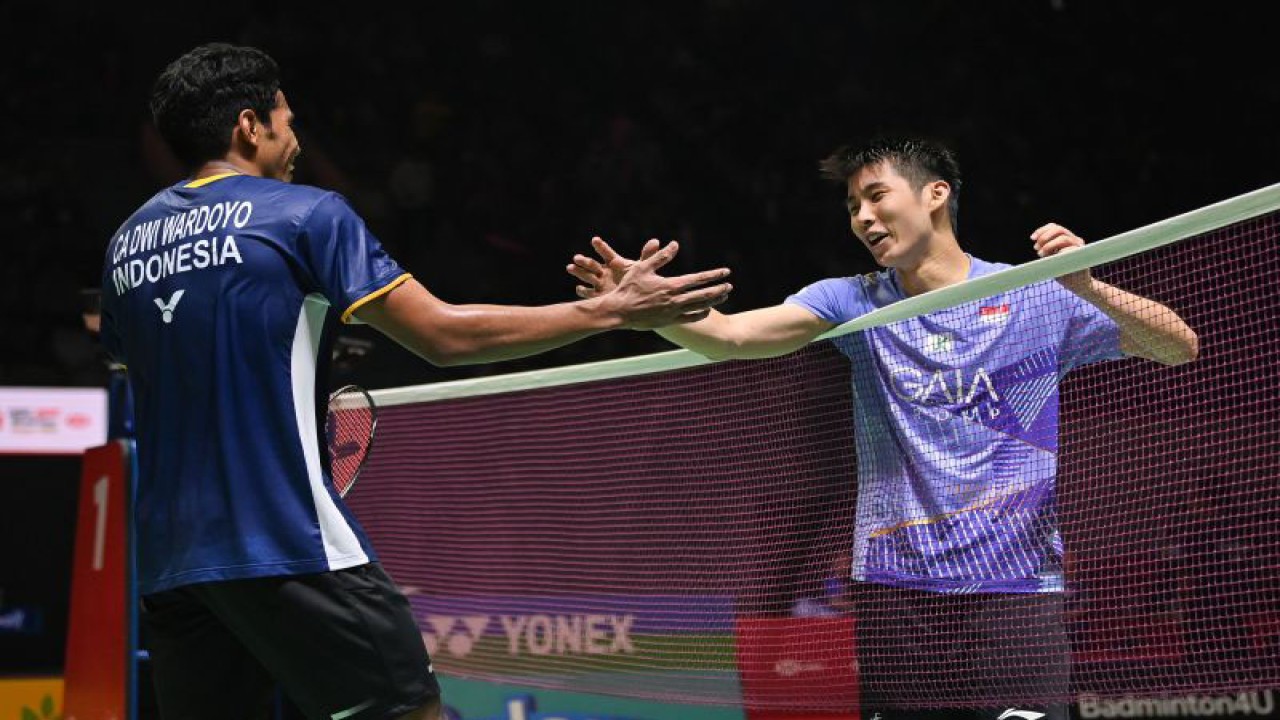 Pebulu tangkis tunggal putra Indonesia Chico Aura Dwi Wardoyo (kiri) bersalaman dengan lawannya pebulu tangkis Singapura Loh Kean Yew dalam babak pertama (32 besar) turnamen Indonesia Open 2023 di Istora Senayan, Jakarta, Rabu (14/6/2023). ANTARA FOTO/Aditya Pradana Putra/tom. (ADITYA PRADANA PUTRA/ADITYA PRADANA PUTRA)