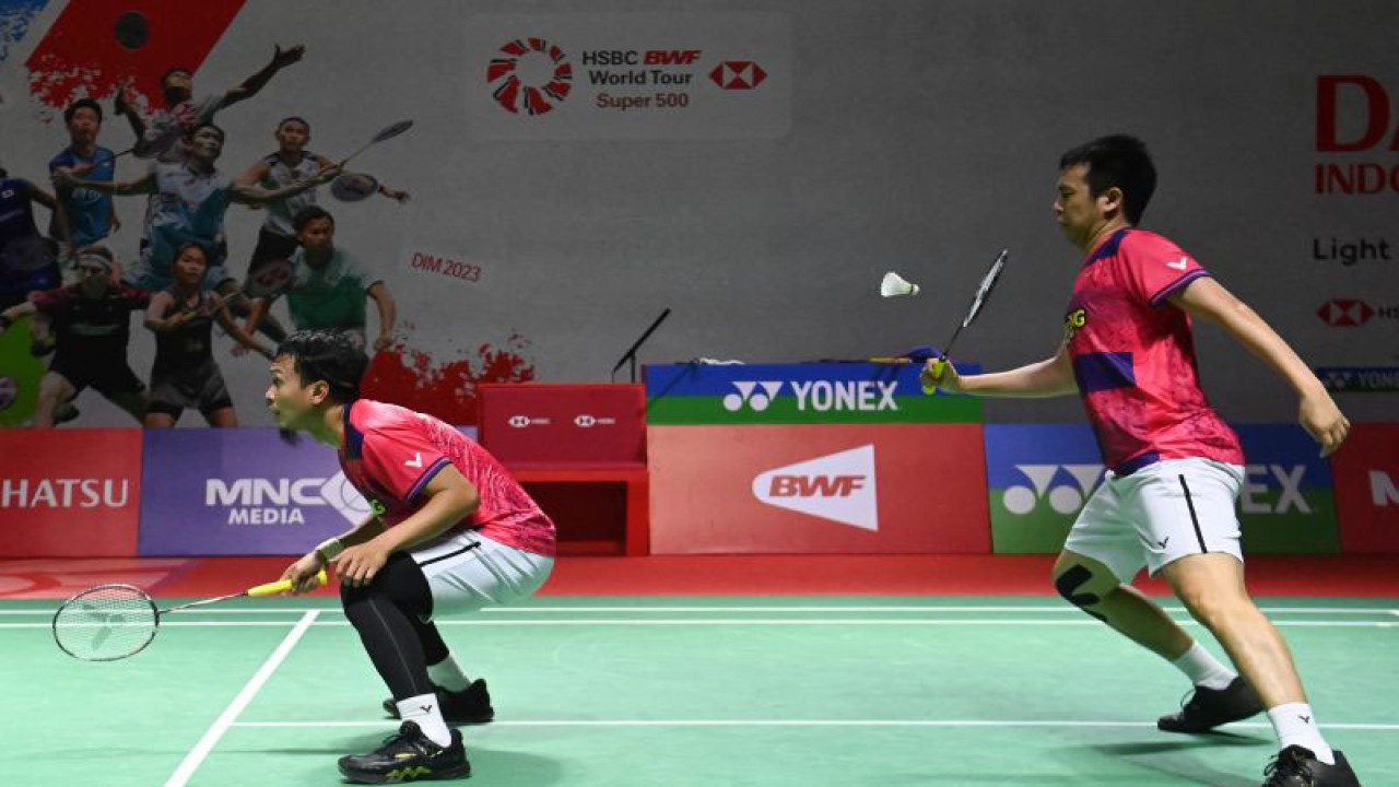Arsip - Pebulu tangkis ganda putra Indonesia Hendra Setiawan (kanan) didampingi rekannya Mohammad Ahsan mengembalikan kok ke arah pebulu tangkis ganda putra Jepang Taichi Saito dan Akira Koga pada babak 32 besar turnamen Daihatsu Indonesia Masters 2023 di Istora Gelora Bung Karno, Jakarta, Selasa (24/1/2023). ANTARA FOTO/Indrianto Eko Suwarso/aww.