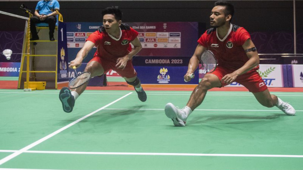 Arsip - ebulu tangkis ganda putra Indonesia Pramudya Kusumawardana Riyanto (kanan) dan Yeremia Erich Yoche Yacob (kiri) mengembalikan kok ke arah pebulu tangkis Thailand Peeratchai Sukphun dan Pakkapon Teeraratsakul saat pertandingan final bulu tangkis ganda putra SEA Games 2023 di Badminton Hall, Morodoc Techo National Stadium, Phnom Penh, Kamboja, Selasa (16/5/2023). . ANTARA FOTO/M Agung Rajasa/foc