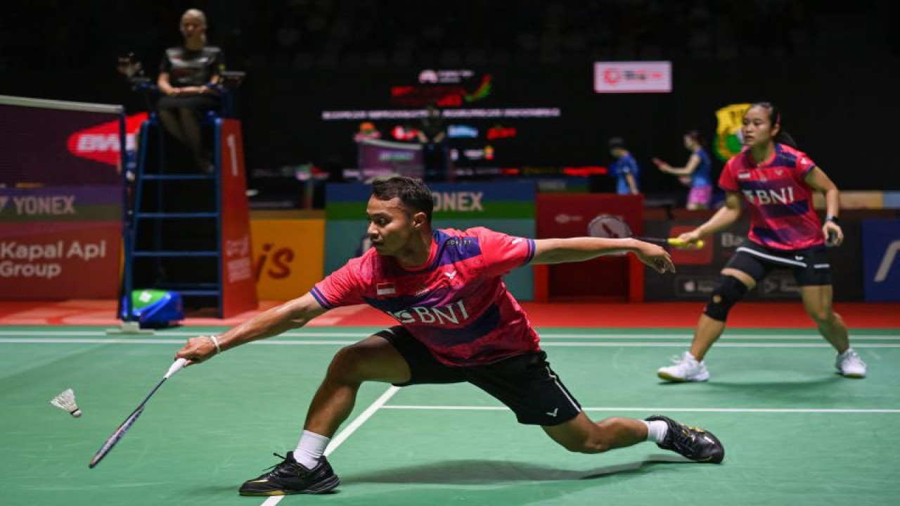 Pebulu tangkis ganda campuran Indonesia Rehan Naufal Kusharjanto (kiri) dan Lisa Ayu Kusumawati (kanan) mengembalikan kok ke arah ganda campuran Malaysia Goh Soon Huat dan Shevon Jemie Lai dalam babak pertama (32 besar) turnamen Indonesia Open 2023 di Istora Senayan, Jakarta, Selasa (13/6/2023). Rehan dan Lisa menang dengan rubber gim (13-21, 26-24, dan 21-17) sekaligus memastikan lolos ke babak kedua (16 besar). ANTARA FOTO/Aditya Pradana Putra/foc. (ADITYA PRADANA PUTRA/ADITYA PRADANA PUTRA)