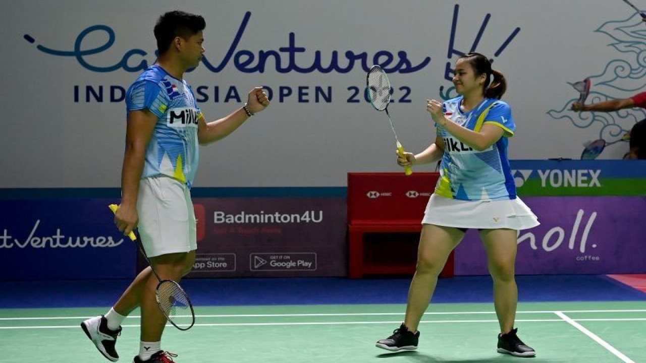 Pebulu tangkis ganda campuran Indonesia Praveen Jordan (kiri) dan Melati Daeva Oktavianti. (ANTARA FOTO/Sigid Kurniawan/foc.)