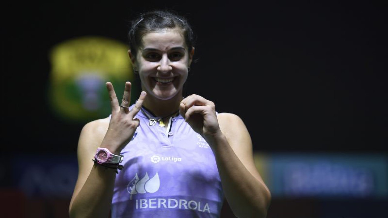 Pebulu tangkis tunggal putri Spanyol Carolina Marin berpose usai menang melawan pebulu tangkis tunggal putri Singapura Yeo Jia Min dalam babak 16 besar turnamen Indonesia Open 2023 di Istora Senayan, Jakarta, Kamis (15/6/2023). . ANTARA FOTO/M Risyal Hidayat/nym. (ANTARA FOTO/M RISYAL HIDAYAT)