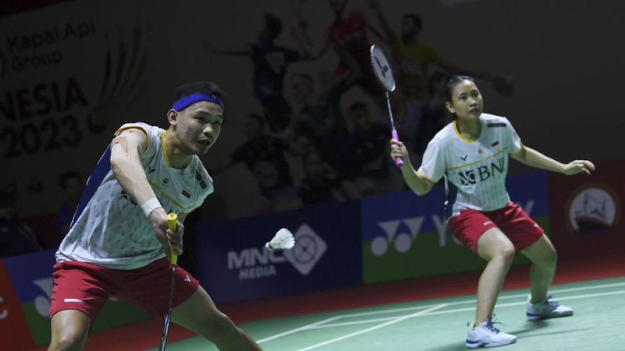 Pebulu tangkis ganda campuran Indonesia Rinov Rivaldy (kiri) dan Pitha Haningtyas Mentari (kanan) mengembalikan kok ke arah lawannya ganda campuran Malaysia Tan Kian Meng dan Lai Pei Jing dalam babak 16 besar turnamen Indonesia Open 2023 di Istora Senayan, Jakarta, Kamis (15/6/2023). Rivaldy dan Mentari melaju ke babak perempat final usai menang atas Tan Kian Meng dan Lai Pei Jing dalam dua gim (21-17, 21-16). ANTARA FOTO/M Risyal Hidayat/tom.