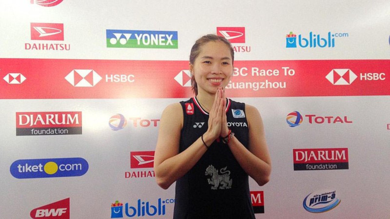 Pebulutangkis tunggal putri asal Thailand Ratchanok Intanon menjadi juara Indonesia Masters 2020 setelah mengalahkan pemain Spanyol Carolina Marin dengan skor 21-19, 11-21, 21-18 di Istora Senayan, Jakarta, Minggu (19/1/2020) (ANTARA/Cornea Khairany)