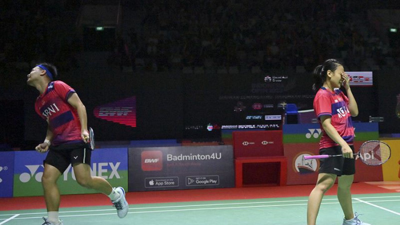 Ekspresi pebulu tangkis ganda campuran Indonesia Pitha Haningtyas Mentari (kanan) dan Rinov Rivaldy (kiri) saat gagal mengembalikan kok ke arah lawannya ganda campuran Jepang Yuta Watanabe dan Arisa Higasino dalam perempat final Indonesia Open 2023 di Istora Senayan, Jakarta, Jumat (16/6/2023). Rinov dan Pitha gagal melaju ke semifinal usai kalah dari Yuta Watanabe dan Arisa Higasino 11-21, 18-21. ANTARA FOTO/M Risyal Hidayat/rwa.