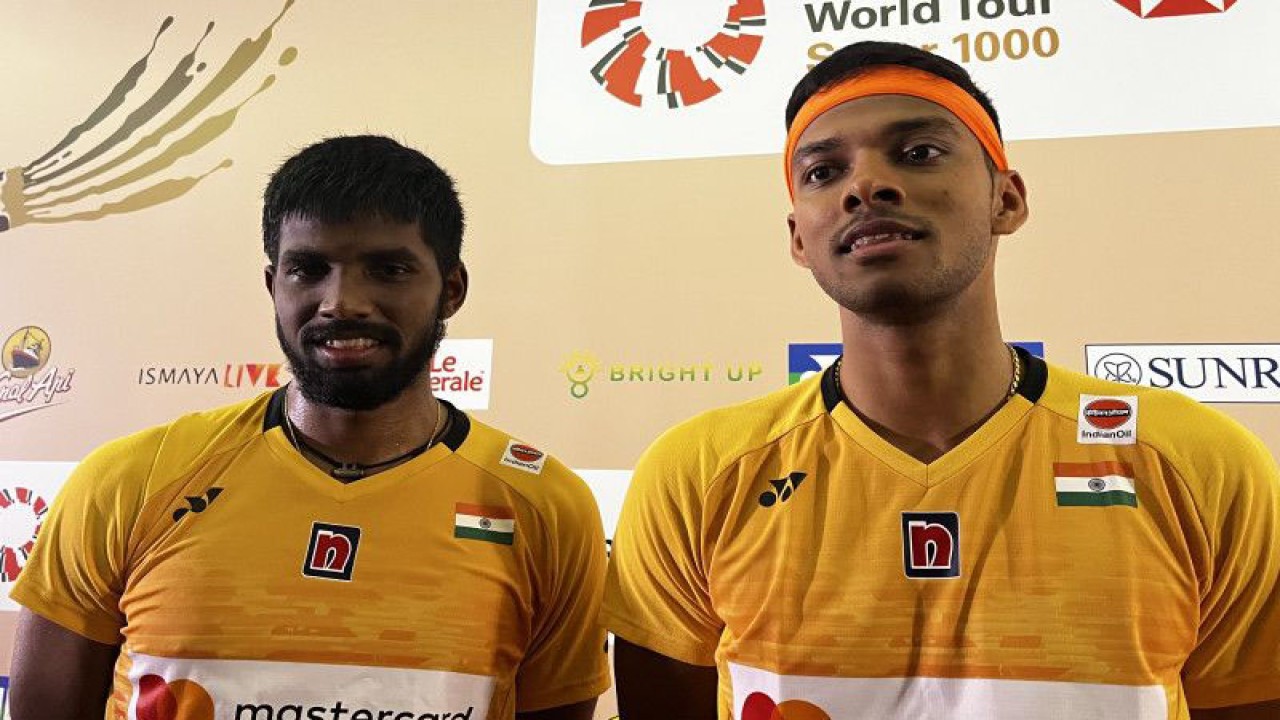 Pasangan ganda putra India Satwiksairaj Rankireddy/Chirag Shetty saat diwawancara di Istora Senayan Jakarta, Jumat (16/6/2023) malam. (ANTARA/Arnidhya Nur Zhafira)