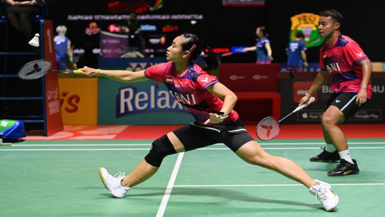 Foto arsip - Pebulu tangkis ganda campuran Indonesia Lisa Ayu Kusumawati (kiri) dan Rehan Naufal Kusharjanto (kanan) mengembalikan kok ke arah ganda campuran Malaysia Goh Soon Huat dan Shevon Jemie Lai dalam babak pertama (32 besar) turnamen Indonesia Open 2023 di Istora Senayan, Jakarta, Selasa (13/6/2023). Rehan dan Lisa menang dengan rubber gim (13-21, 26-24, dan 21-17) sekaligus memastikan lolos ke babak kedua (16 besar). ANTARA FOTO/Aditya Pradana Putra/foc. (ADITYA PRADANA PUTRA/ADITYA PRADANA PUTRA)