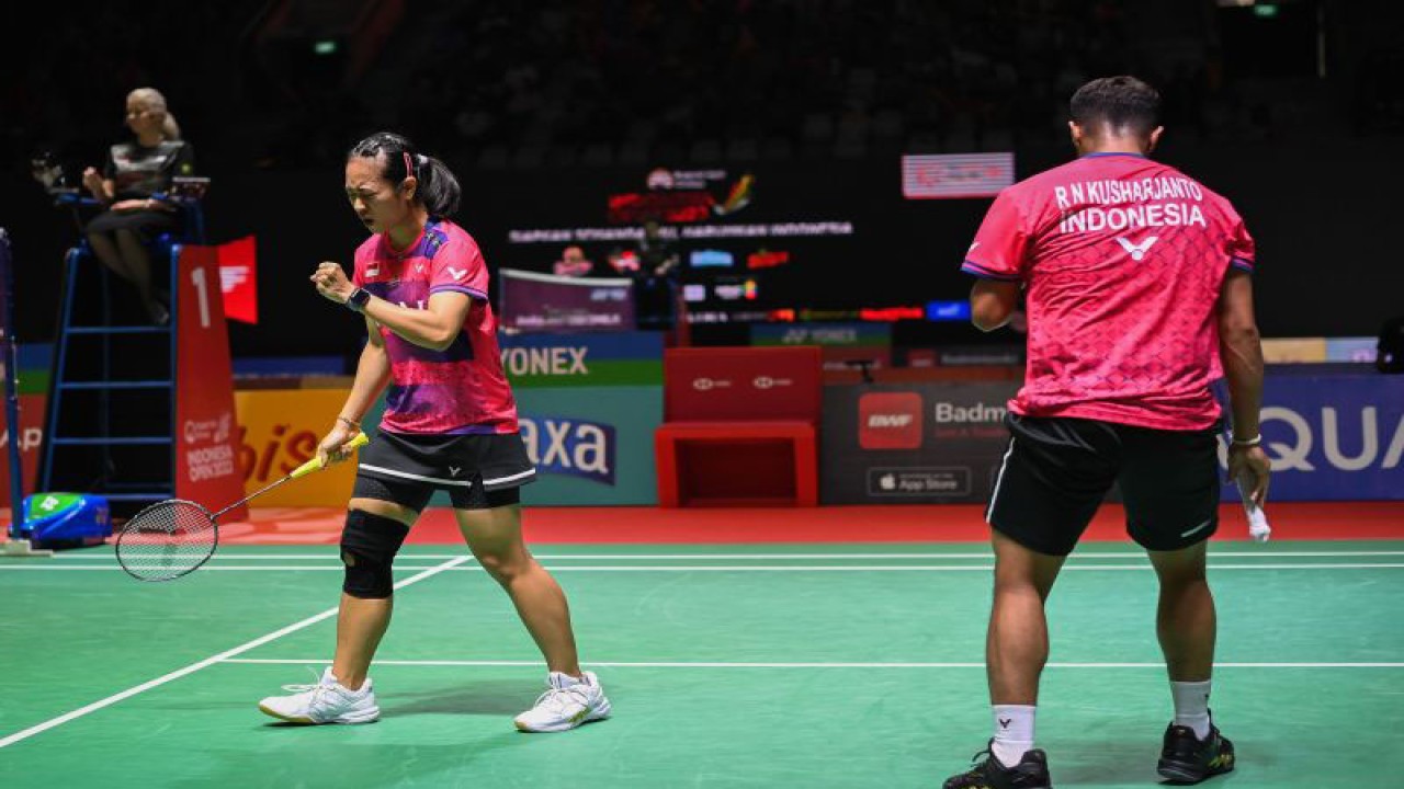 Foto arsip - Pebulu tangkis ganda campuran Indonesia Lisa Ayu Kusumawati (kiri) dan Rehan Naufal Kusharjanto (kanan) bereaksi usai meraih poin dari ganda campuran Malaysia Goh Soon Huat dan Shevon Jemie Lai dalam babak pertama (32 besar) turnamen Indonesia Open 2023 di Istora Senayan, Jakarta, Selasa (13/6/2023). Rehan dan Lisa menang dengan rubber gim (13-21, 26-24, dan 21-17) sekaligus memastikan lolos ke babak kedua (16 besar). ANTARA FOTO/Aditya Pradana Putra/foc. (ADITYA PRADANA PUTRA/ADITYA PRADANA PUTRA)