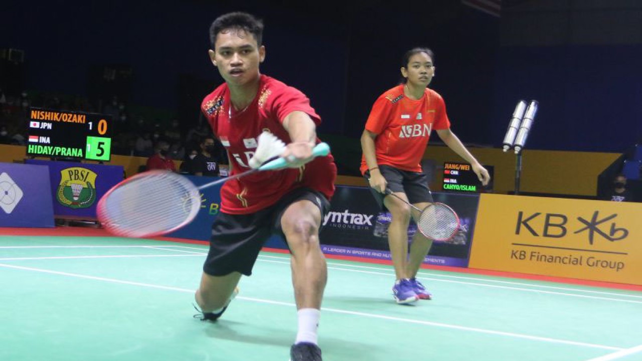 Arsip - Pebulu tangkis ganda campuran Indonesia Jafar Hidayatullah (kiri) dan Aisyah Salsabila Putri Pranata (kanan) berusaha mengembalikan kok ke arah lawannya pebulu tangkis Jepang Yujiro Nishikawa/Saori Ozaki dalam babak 8 besar turnamen badminton BWF Super 100-Indonesia Masters 2022 di Platinum Arena, Malang, Jawa Timur, Jumat (21/10/2022). ANTARA FOTO/Ari Bowo Sucipto/nz