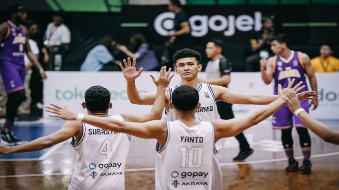 Para roster Bumi Borneo Basketball Pontianak bereaksi saat melawan Tangerang Hawks Basketball Club dalam pertandingan IBL Seri Ketujuh yang digelar di C-Tra Arena Bandung, Rabu (7/6/2023). (ANTARA/HO-IBL)