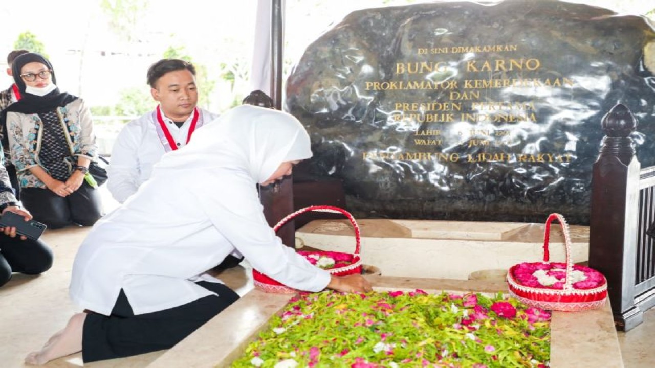 Gubernur Jawa Timur Khofifah Indar Parawansa saat ziarah di makam Presiden pertama Indonesia, Soekarno di Kelurahan Bendogerit, Kecamatan Sananwetan, Kota Blitar, Jawa Timur. ANTARA/ HO-Pemprov Jatim