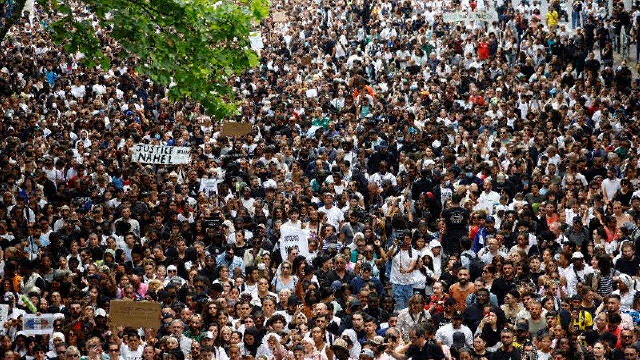 Warga melakukan aksi protes atas terbunuhnya Nahel (17 tahun) saat pemeriksaan lalu lintas oleh polisi di Nanterre, Paris, Prancis, Kamis (29/6/2023). ANTARA FOTO/REUTERS/Sarah Meyssonnier/foc.