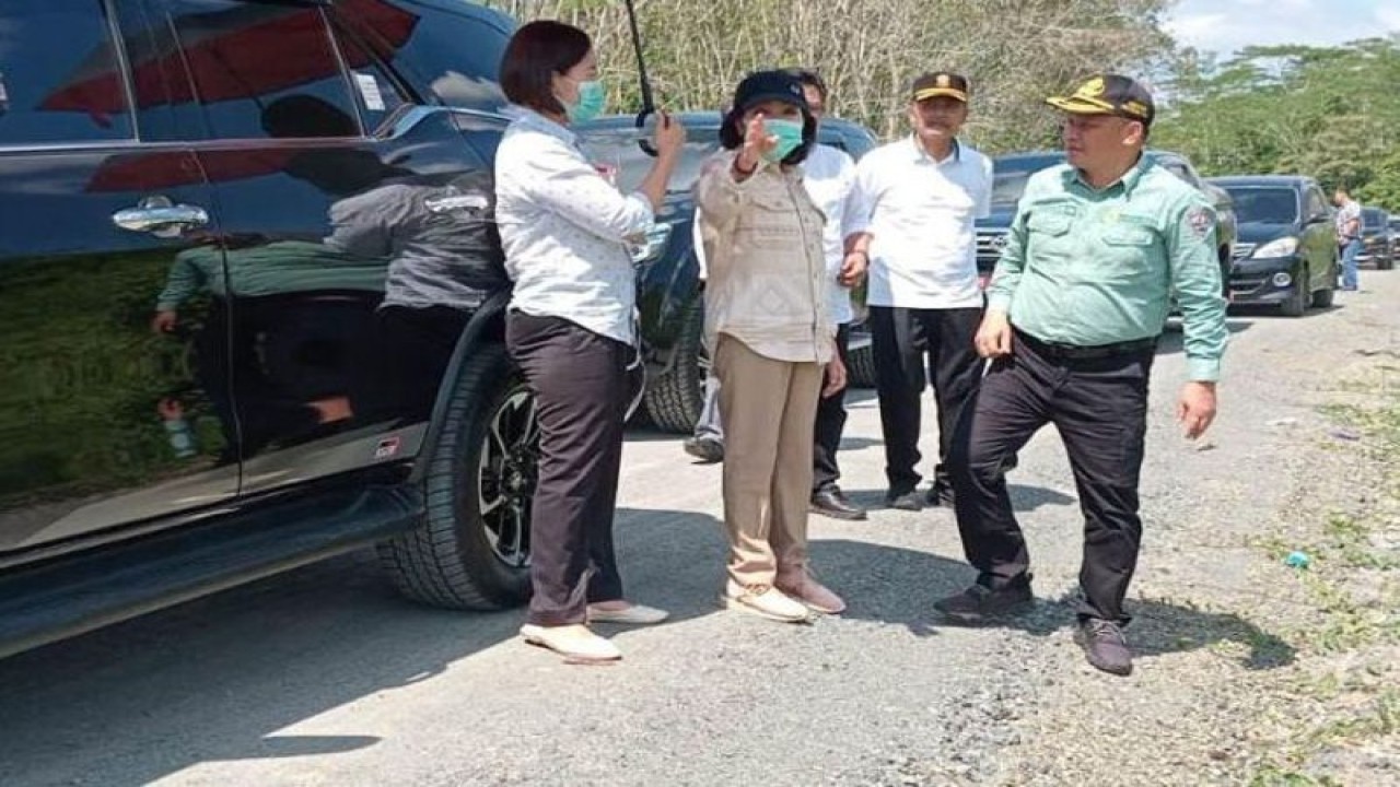 Bupati Pulang Pisau Pudjirustaty Narang (kedua kiri) didampingi Kepala Dinas PUPR Usis I Sangkai meninjau proyek peningkatan infrastruktur jalan di Kecamatan Pandih Batu dan Kecamatan Maliku, Senin (19/6/2023). ANTARA/HO–Dinas PUPR Pulang Pisau.